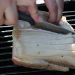 Schweinebraten einschneiden