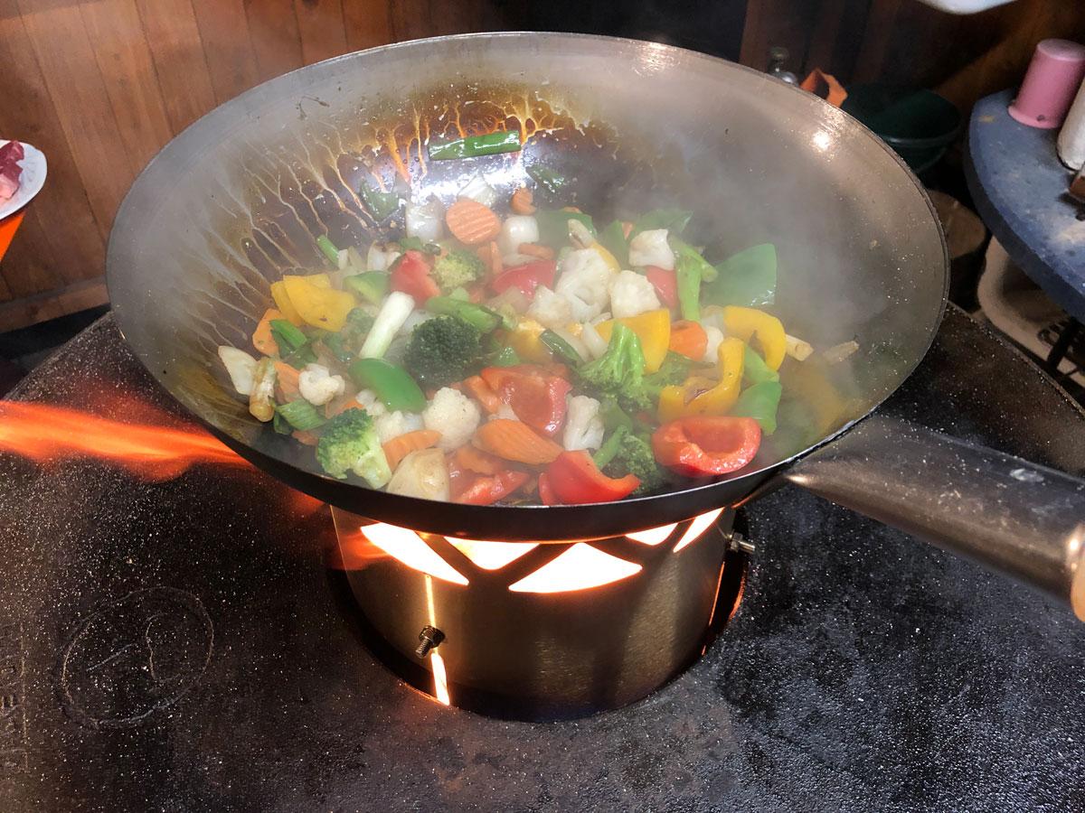 Mit dem Wok auf gem Grill kochen? Echt lecker und einfach.