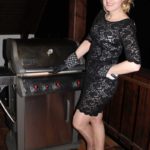 Die Frau am Grill beim Nachtgrillen
