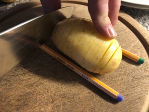 Fächerkartoffeln schneiden