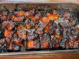 Pork Belly Burnt Ends anrichten