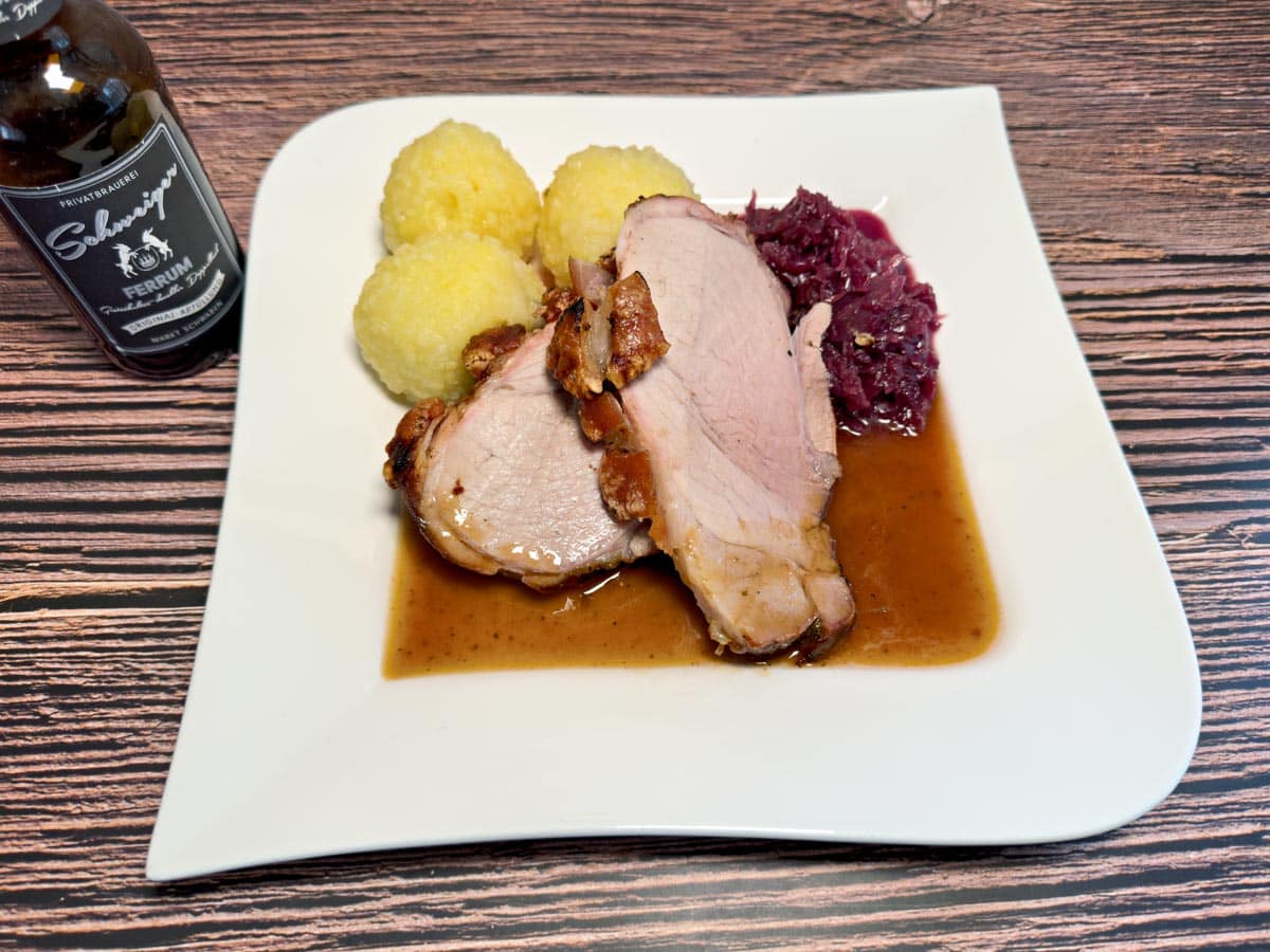 Originalrezept: Bayerischer Schweinebraten perfekt gegrillt