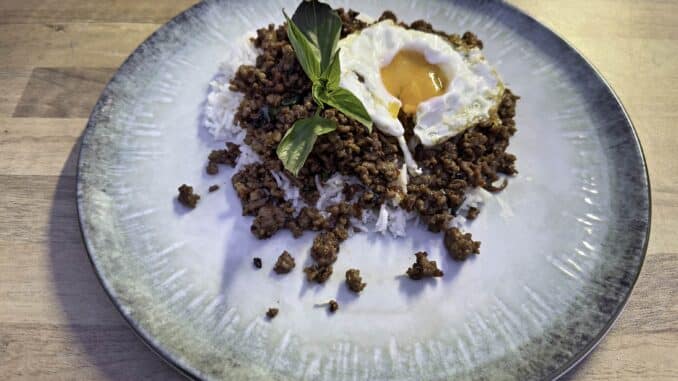 Pad Kra Pao auf der Feuerplatte