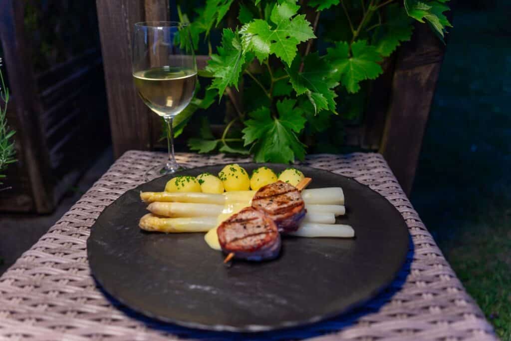 Spargel Sous Vide garen mit Schweinefilet im Speckmantel