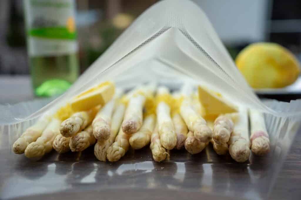 Spargel zum Sous Vide garen vorbereiten