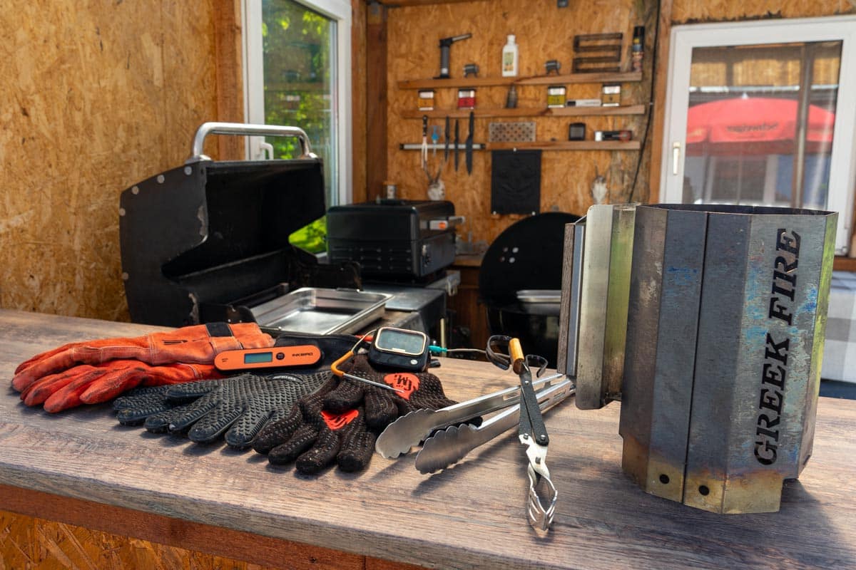 Minimal-Setup für den Grill: Zange, Thermometer, Handschuhe, Tropfschale, Anzündkamin/Plancha