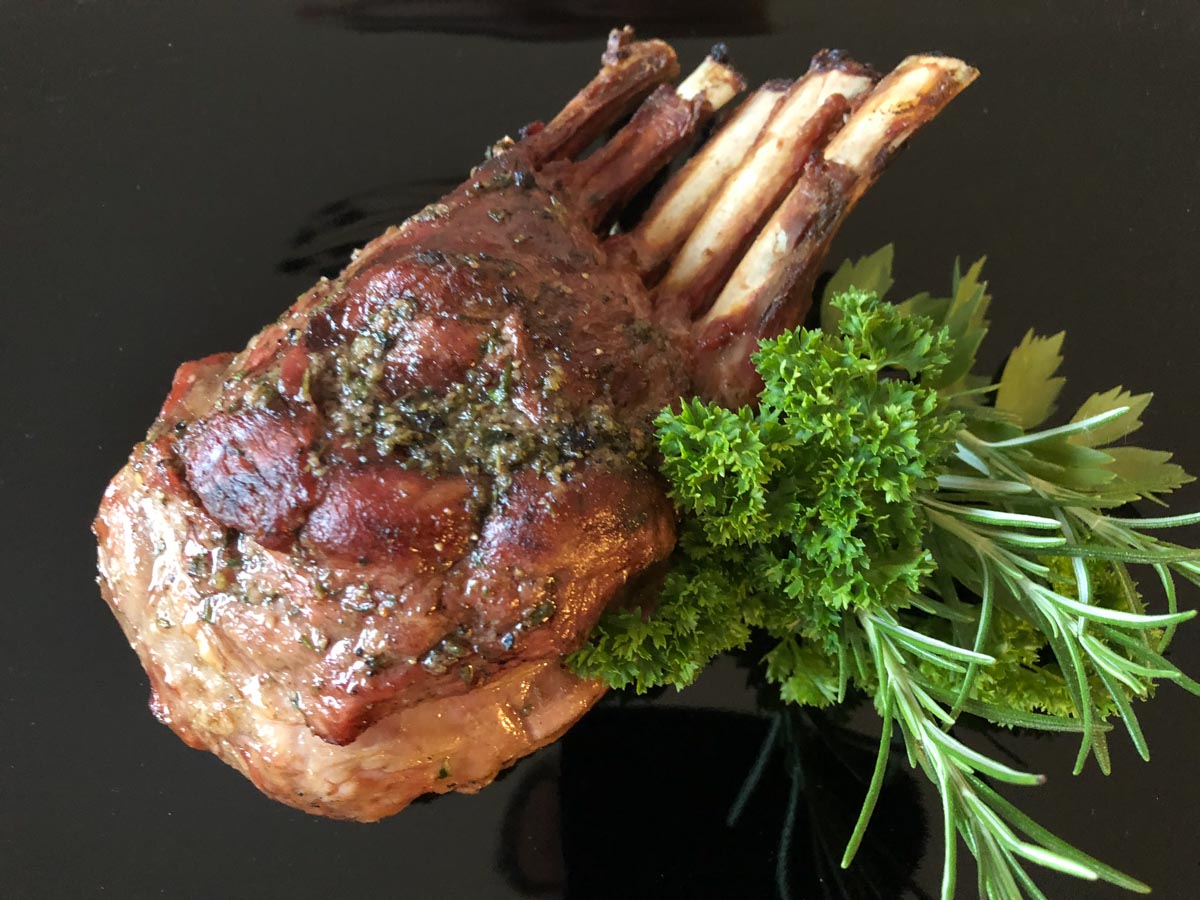 Lammkarree grillen auf der Rotisserie – knusprige Kruste und Kräuter