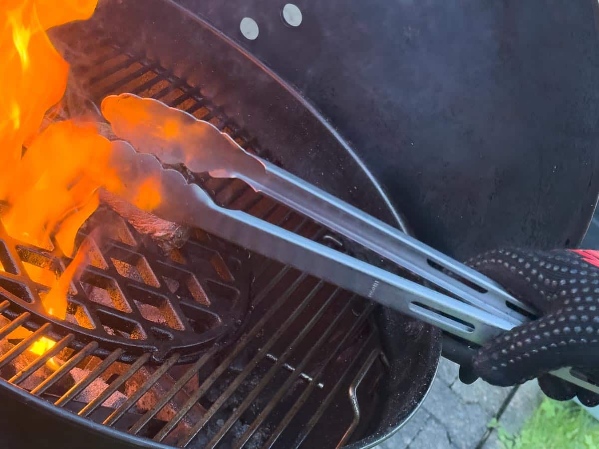 Sicher grillen: Tropfschale unter Geflügel, Hitzehandschuhe, sauberes Setup am Gasgrill