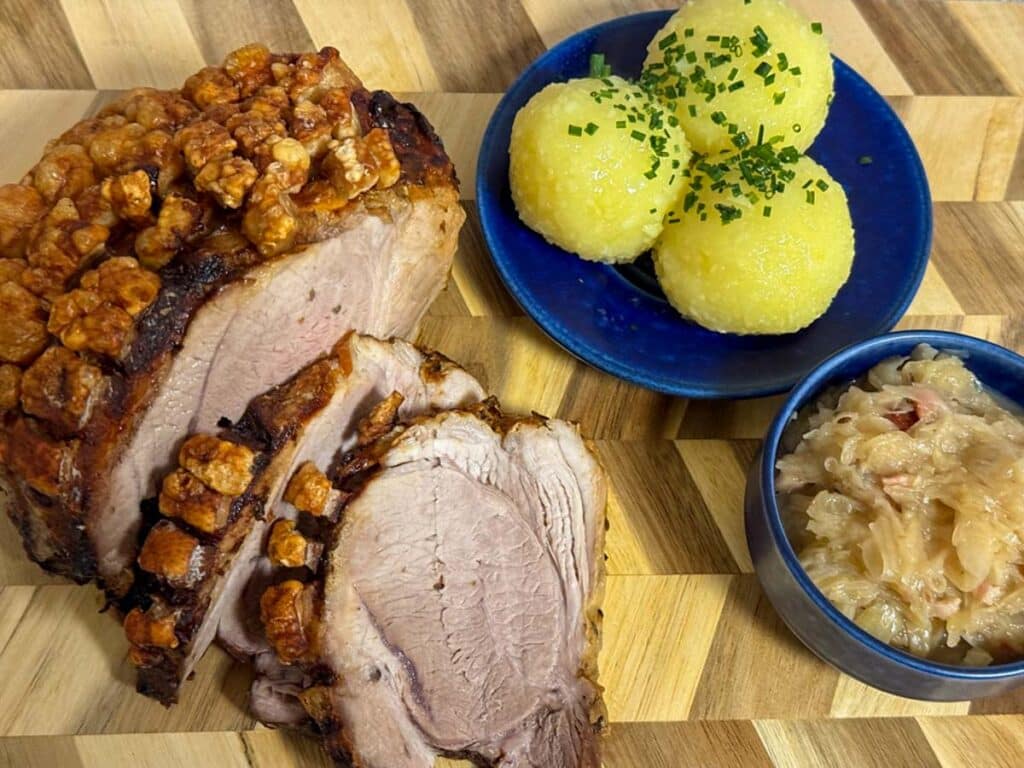 Bayerischer Krustenbraten aus dem Airfryer mit Knödeln und Sauerkraut